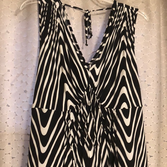 Avenue Black and White Dress - Picture 2 of 8